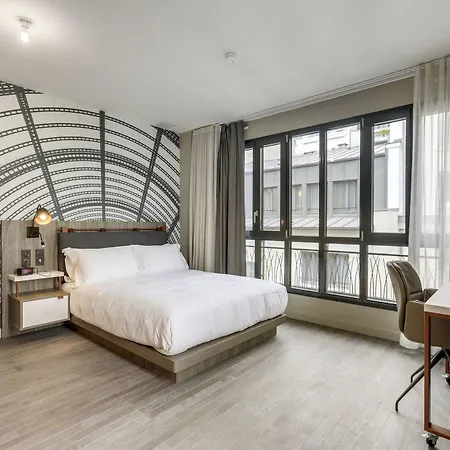 Mode - Arc De Triomphe Paris